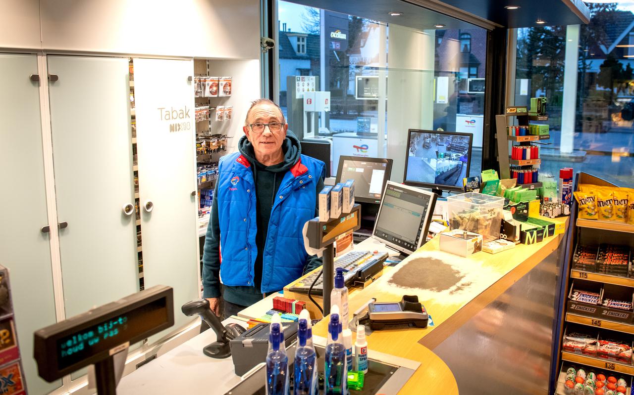 Jaap de Vries gaat na 52 jaar bij pompstation Total in Drachten met pensioen. 