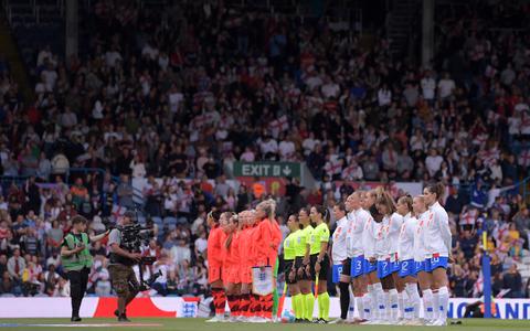 Line-up tijdens de vriendschappelijke dames interland tussen Engeland en Nederland in het Elland Road stadion op 24 juni 2022 in Leeds, Verenigd Koninkrijk. 