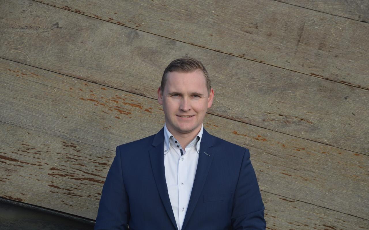 Tjebbe van der Meer is een nieuw gezicht in Smallingerland voor het CDA en werd meteen lijsttrekker. Met succes. Het CDA won gisteren, tegen de landelijke trend in, en werd daarmee de grootste van de gemeente. Tjebbe van der Meer is een nieuw gezicht in Smallingerland voor het CDA en werd meteen lijsttrekker. Met succes. Het CDA won gisteren, tegen de landelijke trend in, en werd daarmee de grootste van de gemeente.