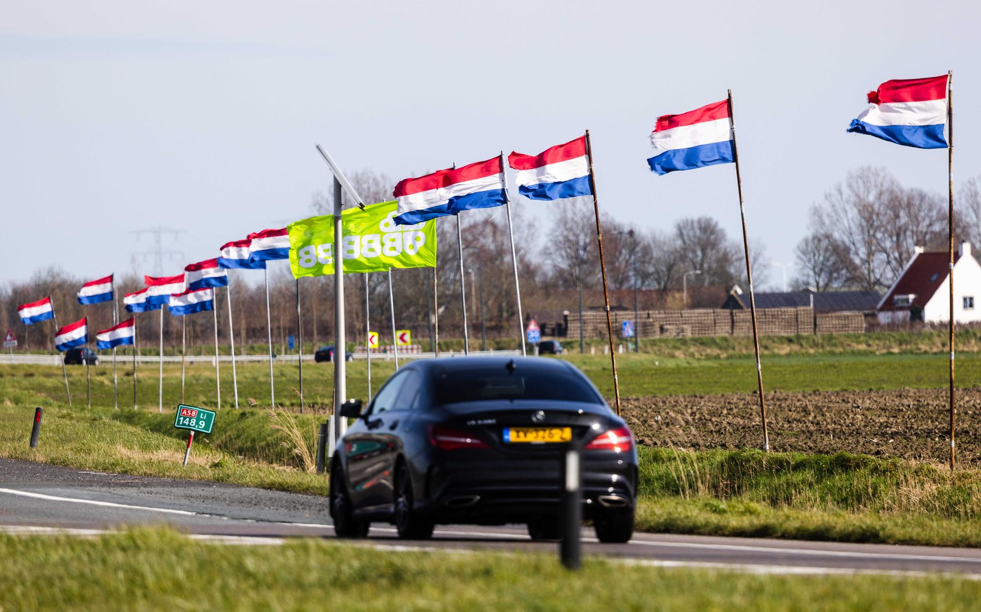 Langs de A58 in Goes zijn Nederlandse vlaggen goed opgehangen na de overwinning van de BoerBurgerBeweging (BBB) tijdens de Provinciale Statenverkiezingen. De afgelopen maanden protesteerden boeren tegen het kabinetsbeleid met omgekeerde vlagen.
