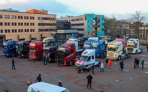 Zo'n 25 vrachtwagens, tienstallen auto's en een paar trekkers vertrokken vanochtend vanaf de Oldehove in Leeuwarden om de Elfstedenroute te rijden uit protest tegen de coronaregels, het vaccineren en de QR-code.  