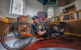 IJsbrandus van Popta op zijn handbike. Hij fietste deze zomer langs 54 Friese kerken.