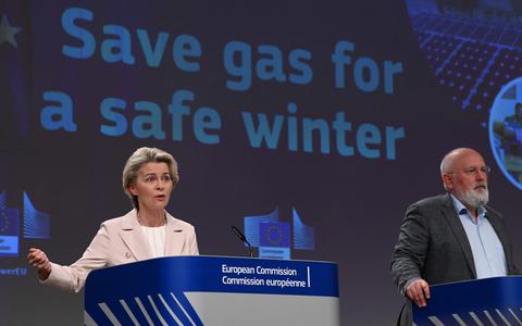 Ursula von der Leyen en Frans Timmermans geven een persconferentie over het EU-gasbesparingsplan. 