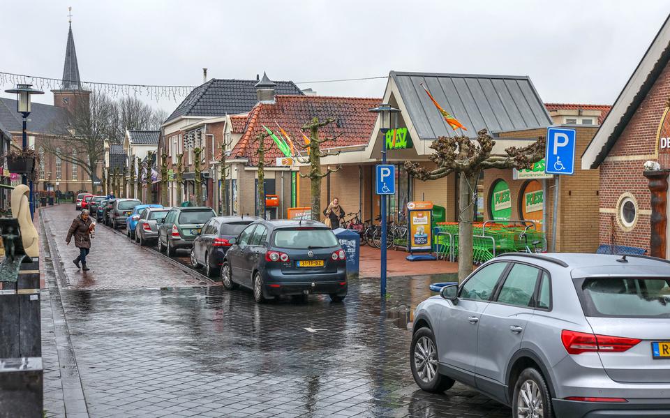 De Hoofdstraat in Koudum, met rechts de Poiesz supermarkt.
