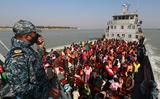 Een groep Rohingya-vluchtelingen wordt door een marineschip van Bangladesh overgebracht naar een opvangkamp op het eiland Bhashan Char. De overplaatsing vorig jaar was controversieel omdat Bhashan Char regelmatig overstroomt. 
