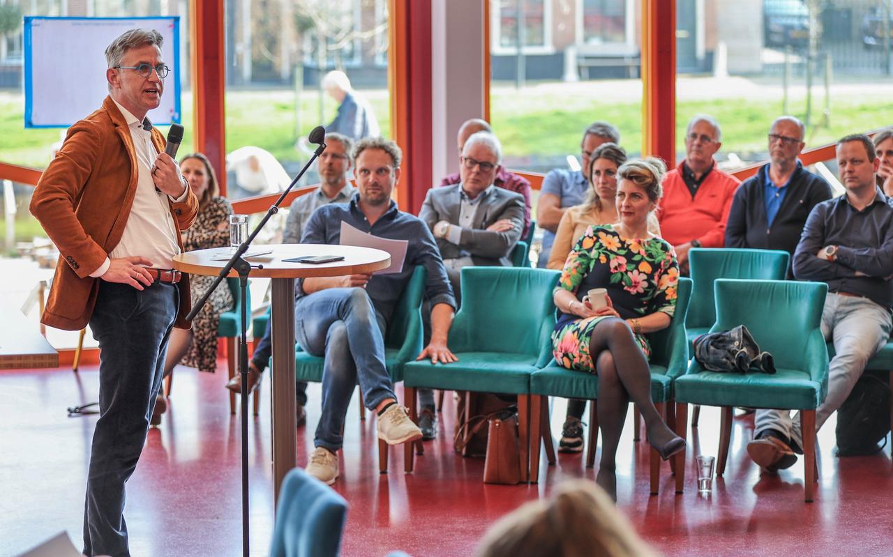 Jan Jacob Hoefnagel vertelt hoe het is om diep in de schulden te zitten. Jan Jacob Hoefnagel vertelt hoe het is om diep in de schulden te zitten.