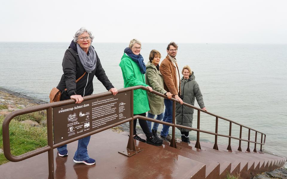 Baukje van der Weg, Annie Feenstra, Eke van Mansvelt, Arjen Almoes en Arieke Sieben (vlrn) regelden als bestuur van stichting Achter Dam de komst van de zwemtrap.