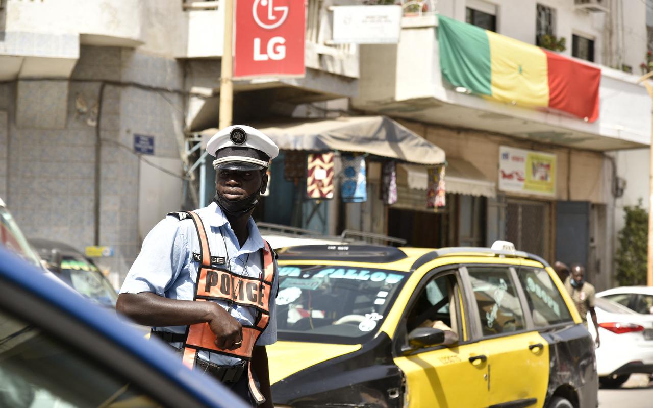 Een politieagent in Senegal.