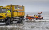 Boten van de KNRM worden bij West aan Zee in het water gelaten om de zoekactie naar de twee vermisten te vervolgen.
