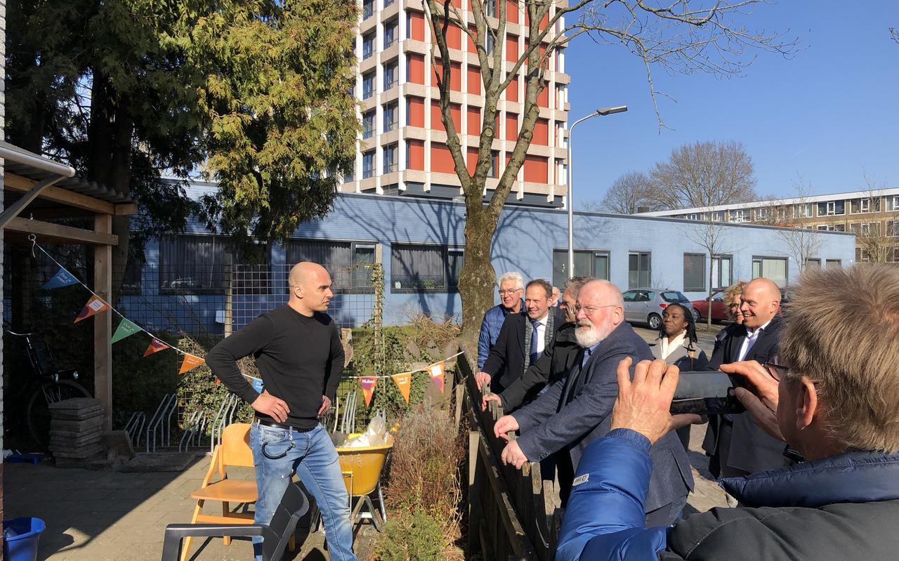 Frans Timmermans spreekt met bewoners en passanten in de Oldegalieën in Leeuwarden. Frans Timmermans spreekt met bewoners en passanten in de Oldegalieën in Leeuwarden.