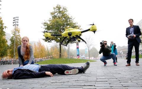 Een aan de TU Delft ontwikkelde drone met defibrillator (met een acteur als slachtoffer).