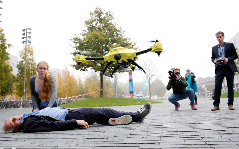 Een aan de TU Delft ontwikkelde drone met defibrillator (met een acteur als slachtoffer).
