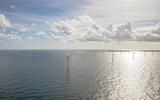 De stroom van windmolens van het Gemini windpark boven de Wadden gaat met een kabel naar de Eemshaven. Voor de geplande windparken zijn er waarschijnlijk alternatieve routes nodig.