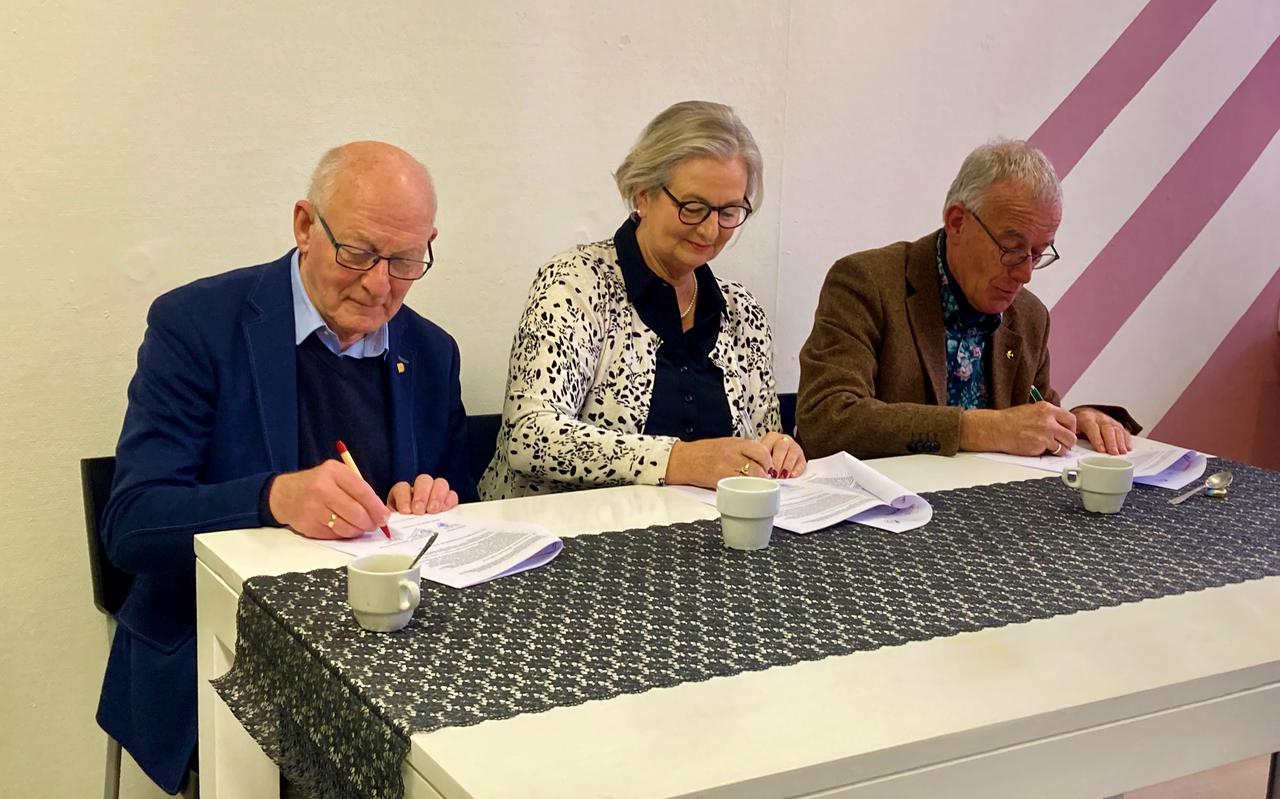 Frits Pasveer, bestuur Raad van Kerken, Ellen Peersmann preses classis Fryslân en Loek Punt, voorzitter Solidair Friesland tekenen de intentieverklaring.