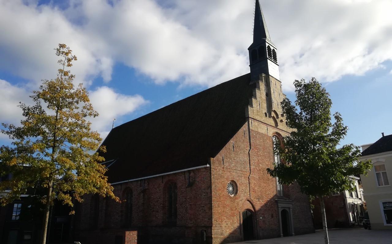 De Grote of Sint-Martinuskerk in Dokkum. De kerk trekt jaarlijks vele belangstellenden die de kerk bezoeken. De Grote of Sint-Martinuskerk in Dokkum. De kerk trekt jaarlijks vele belangstellenden die de kerk bezoeken.