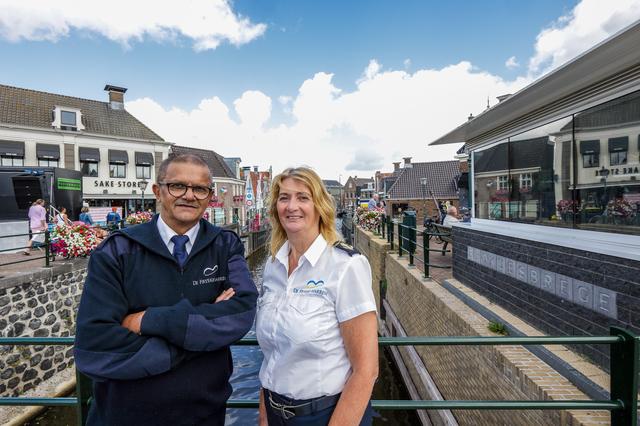 Brugwachterspaar Jimmy en Baukje Ramautar van de Blokjesbrêge in Lemmer zijn 'een beetje een VVV-kan