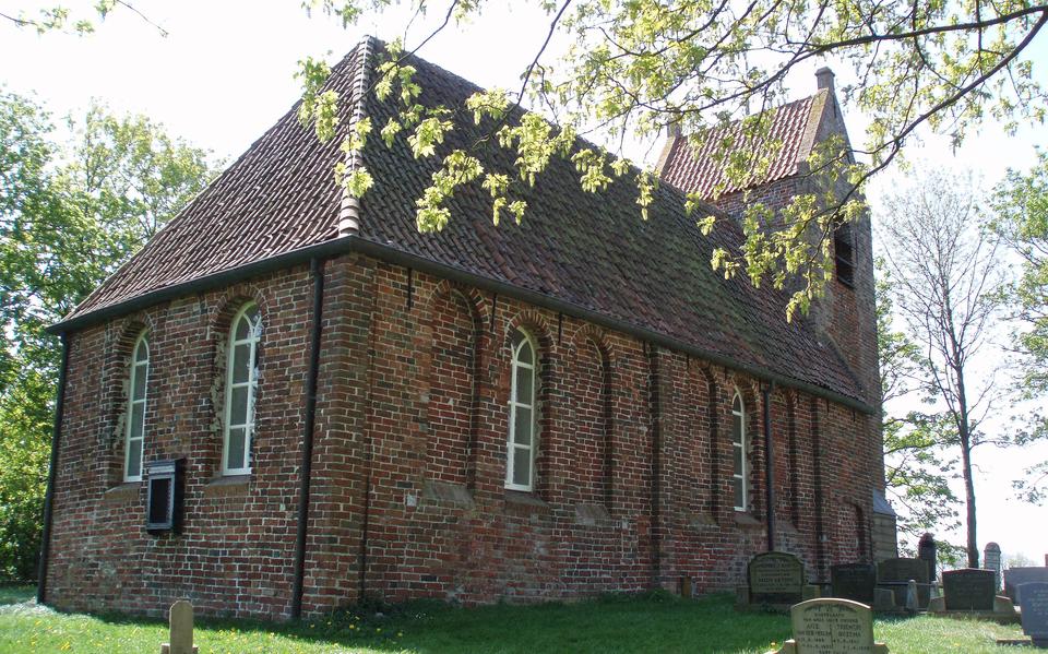 De kerk in Oostum waar 11 juni een Friestalige kerkdienst wordt gehouden.