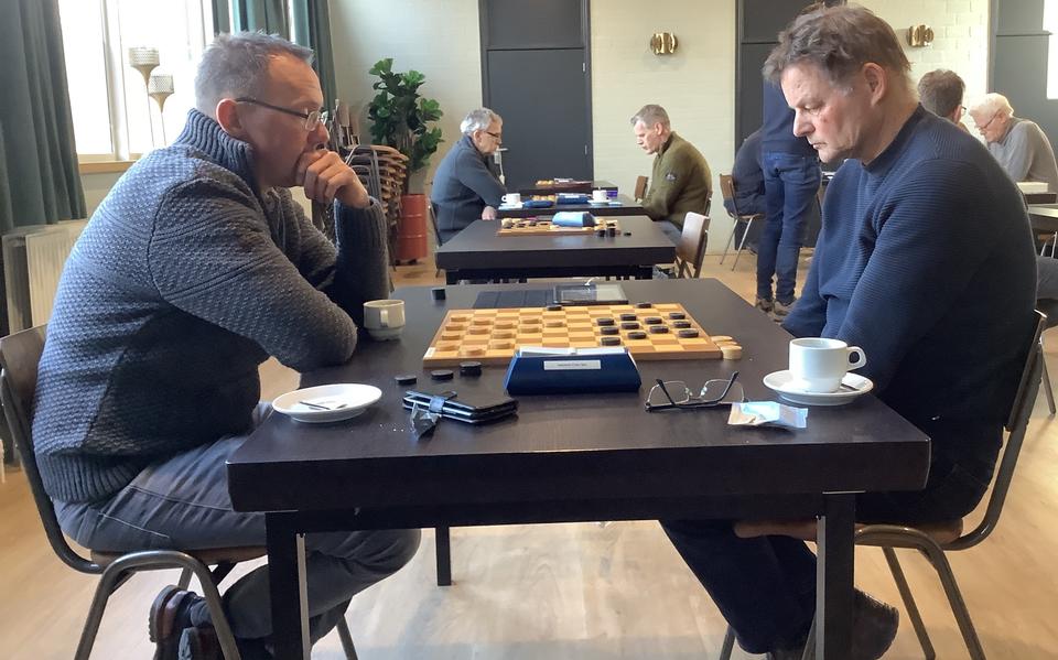  Jelle Wiersma (op de voorgrond links) berooft in de zevende en laatste ronde Taeke Kooistra van zijn titelaspiraties. Op de achtergrond is Siebe Walinga (rechts) tegen Hein de Vries op weg naar de zege.