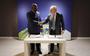 De Britse premier Boris Johnson, gastheer van de klimaattop in Glasgow, schudt de hand van de president van Congo DC Felix Tshisekedion, tevens de voorzitter van de Afrikaanse Unie na het tekenen van het methaanakkoord. 