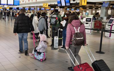 Schiphol moet mogelijk straks toch weer een maximum instellen voor het aantal reizigers dat dagelijks kan vertrekken. 