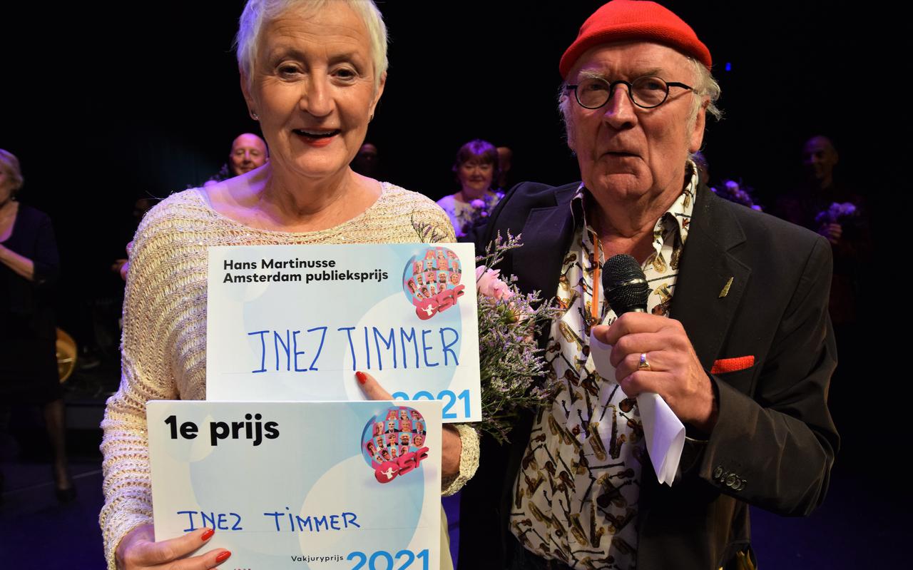 Winnares Inez Timmer met juryvoorzitter Harry Slinger. 