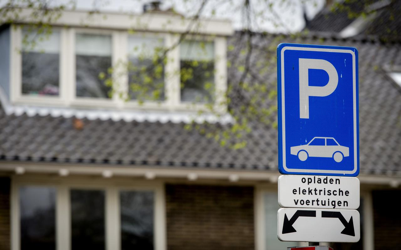 Een oplaadpunt voor elektrische auto's in een woonwijk. 