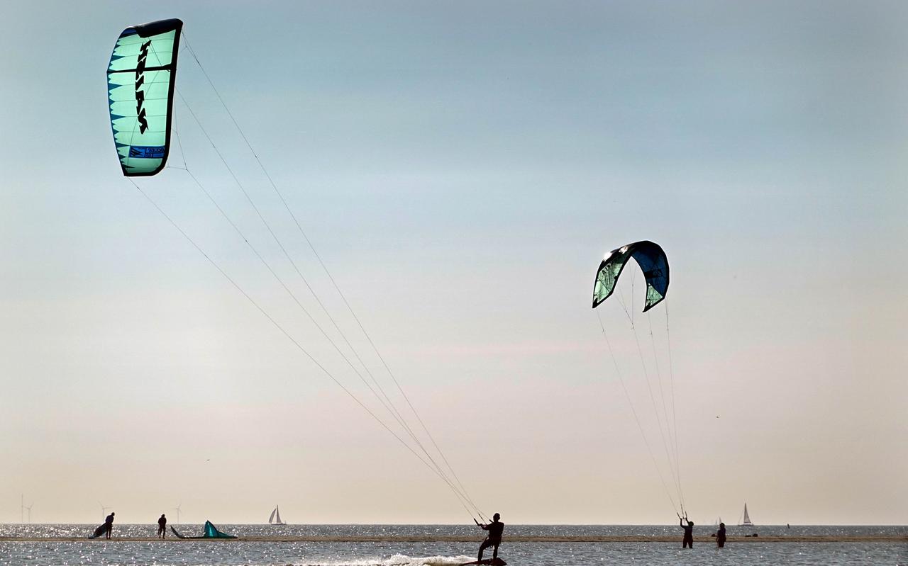 Kitesurfers bij It Soal in Workum. Kitesurfers bij It Soal in Workum.