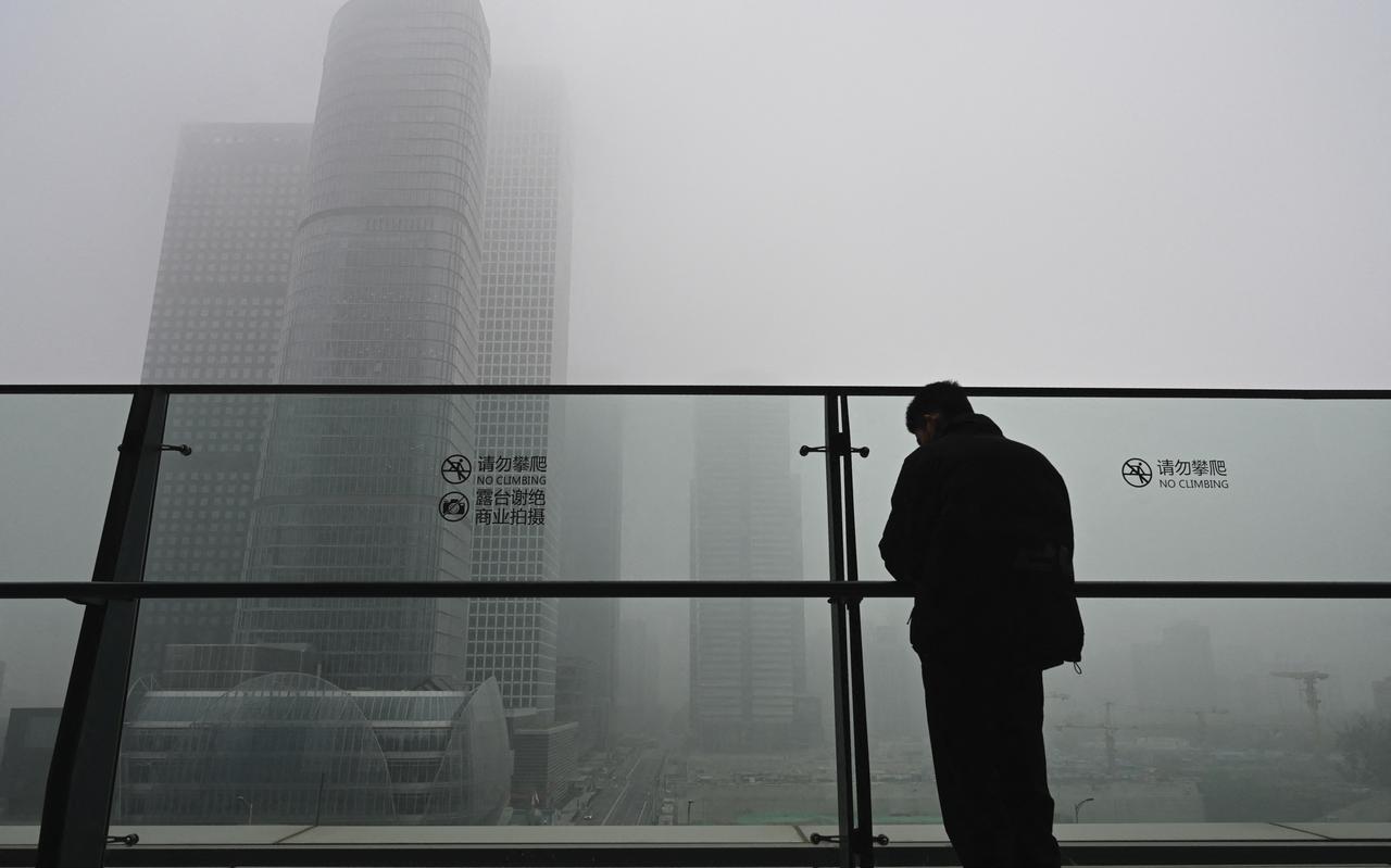 Een uitzicht vanuit een balkon over Beijing op een vervuilde dag in november. 