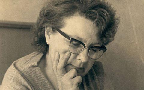 Ljipkje Post-Beuckens (1908-1983) als romanschrijver bekend als Ypk fan der Fear, als dichter als Ella Wassenaar en als columnist als Frou X.