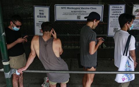 Mensen wachten in New York op een vaccinatie tegen apenpokken. In Nederland begint de vaccinatie maandag.