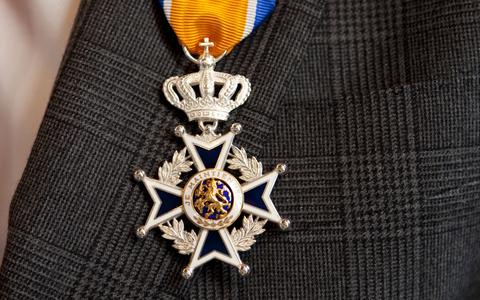 De koninklijke onderscheiding Ridder in de Orde van Oranje-Nassau. 