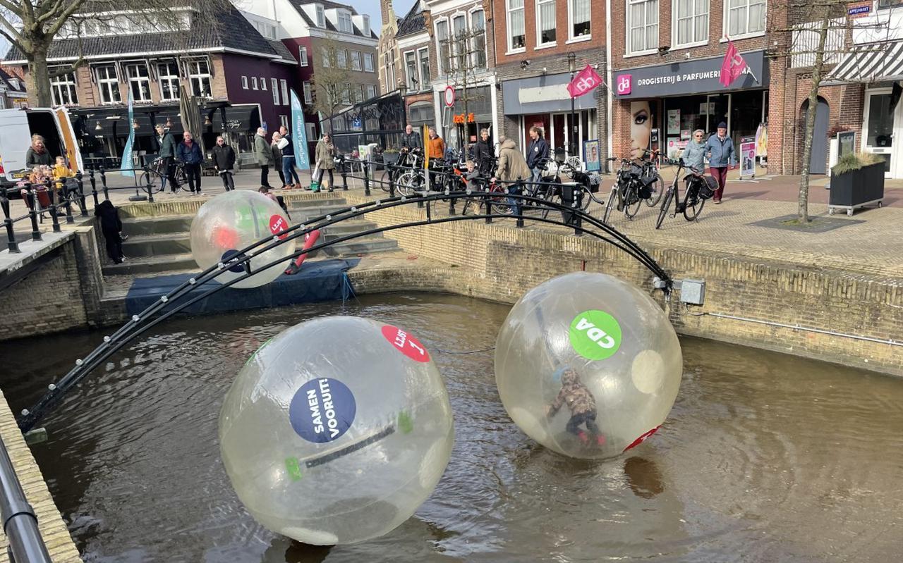 CDA Súdwest Fryslân voerde zaterdag in Bolsward campagne voor de gemeenteraadsverkiezingen met doorzichtige ballen waarin je over het water kunt lopen.