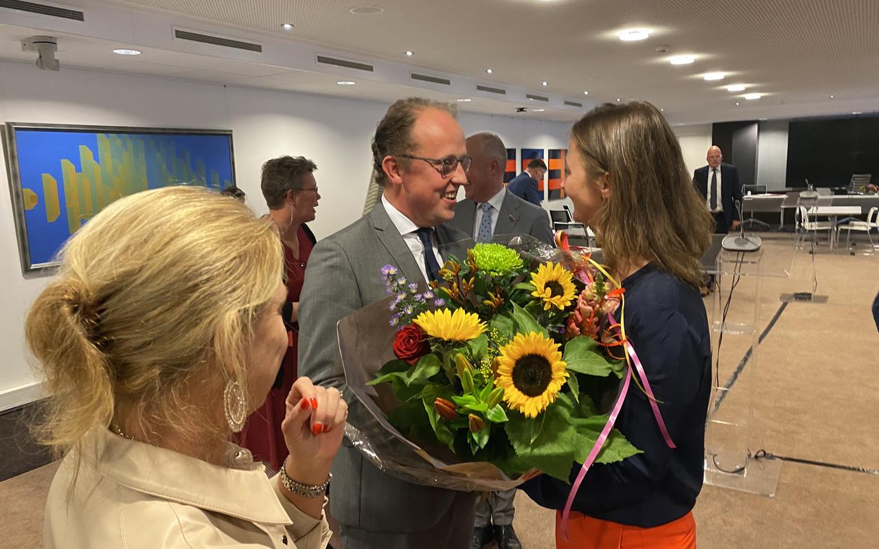 Friso Douwstra (midden) met zijn vrouw bij zijn aantreden als gedeputeerde. Friso Douwstra (midden) met zijn vrouw bij zijn aantreden als gedeputeerde.