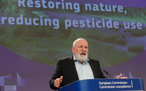 Frans Timmermans presenteert de Europese plannen voor natuurherstel. Onderdeel van het plan is het gebruik van pesticiden terug te dringen. 