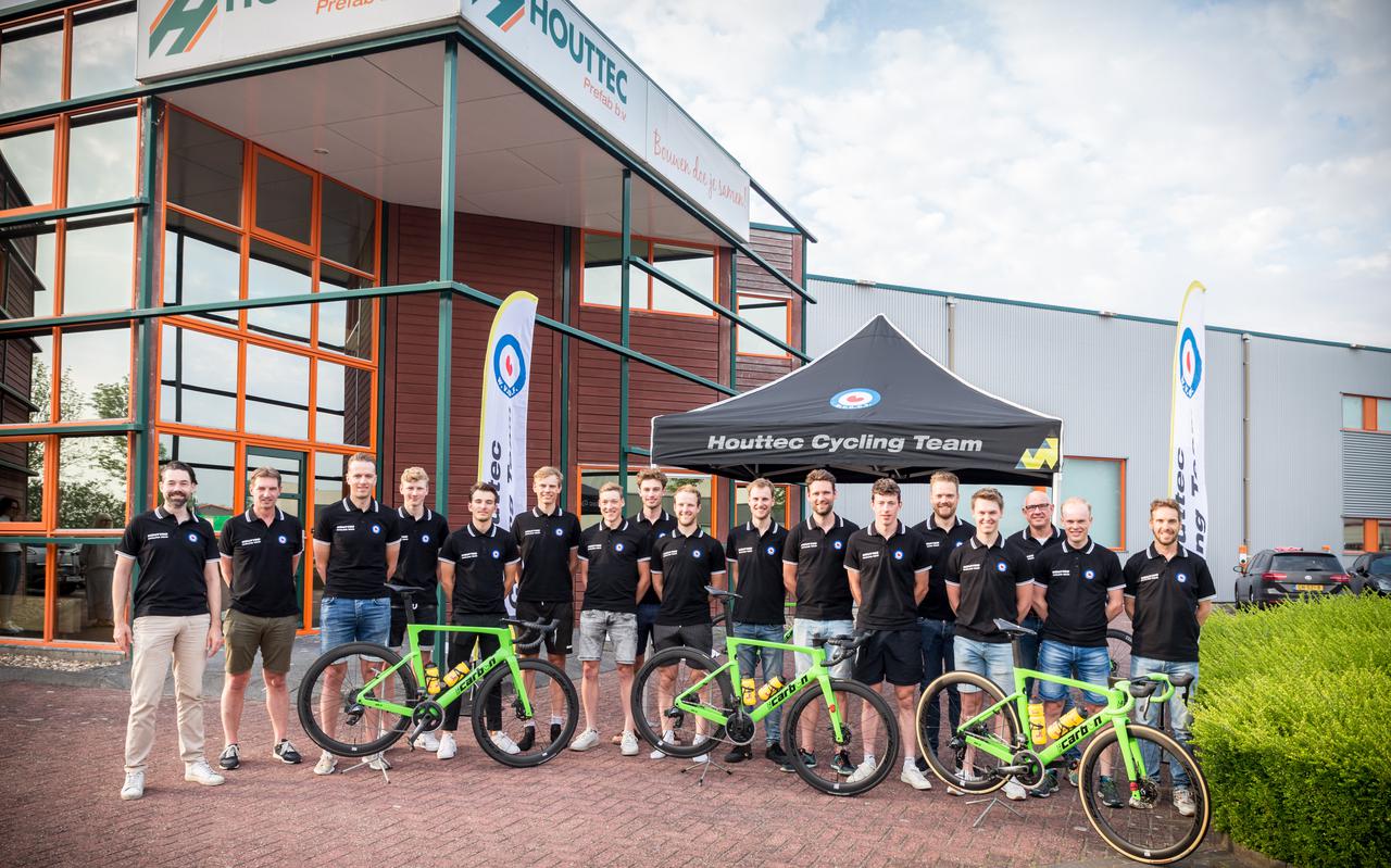 De renners en staf van het Houttec Cycling Team. 