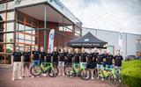 De renners en staf van het Houttec Cycling Team. 