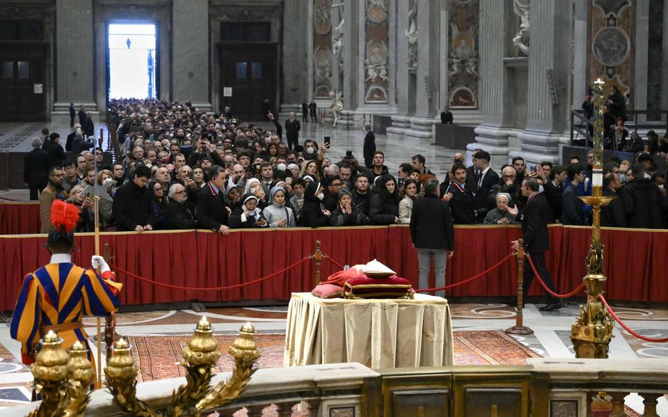 Tienduizenden mensen komen sinds maandag naar de Sint-Pieterbasiliek om de laatste eer te bewijzen aan emeritus paus Benedictus XVI.
