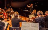Filharmonie Noord onder leiding van dirigent Tjalling Wijnstra.