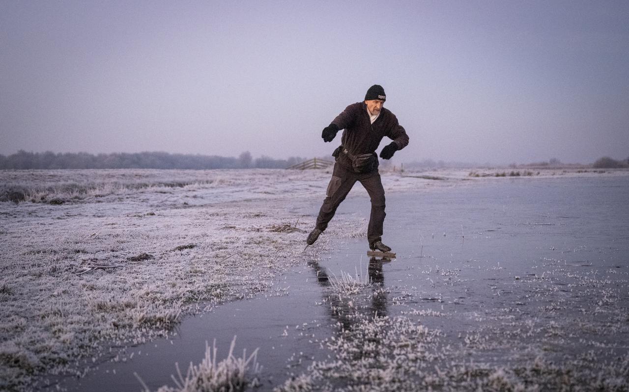 De eerste schaatsers wagen zich op het ijs van de Ryptsjerkerpolder.