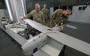 Oekraïense militairen onderzoeken een neergehaalde Russische drone.