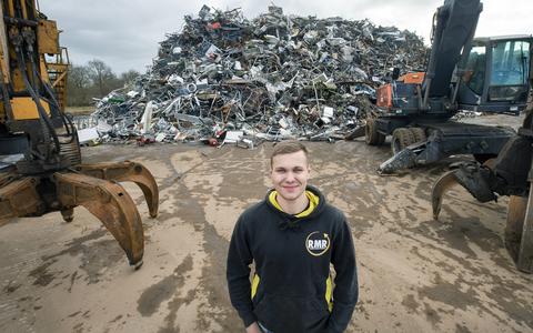 Steyn Land uit Harkema volgt de verrichtingen van zijn goede vriend en oud-teamgenoot Sven Roes in het shorttrack tussen de bedrijven door bij zijn werk bij Theo Reitsma Recycling. 