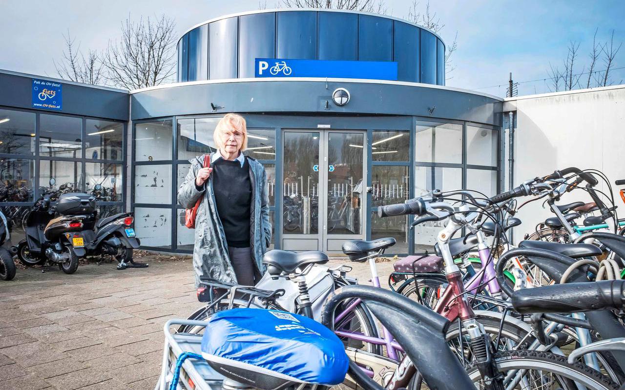 Marijke Balkema-van Es bij de bewaakte NS-fietsenstalling waar haar geparkeerde e-bike werd gestolen.