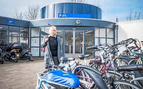 Marijke Balkema-van Es bij de bewaakte NS-fietsenstalling waar haar geparkeerde e-bike werd gestolen.