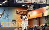 Cameron Satterwhite namens Aris op weg naar de dunk in de laatste thuiswedstrijd van Aris op zaterdagavond 26 november thuis tegen Landstede uit Zwolle (79-69 winst).