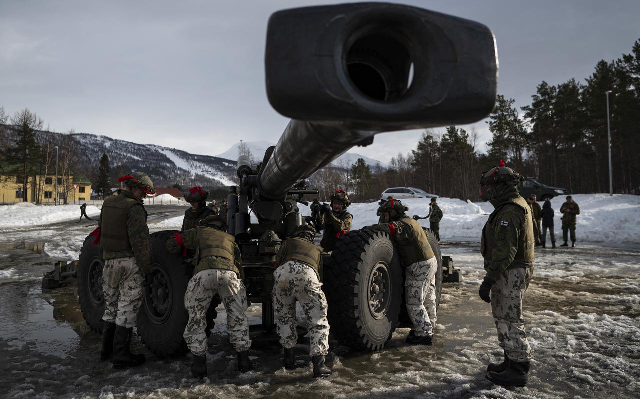 Finse militairen brengen een houwitser in stelling tijdens een oefening.  