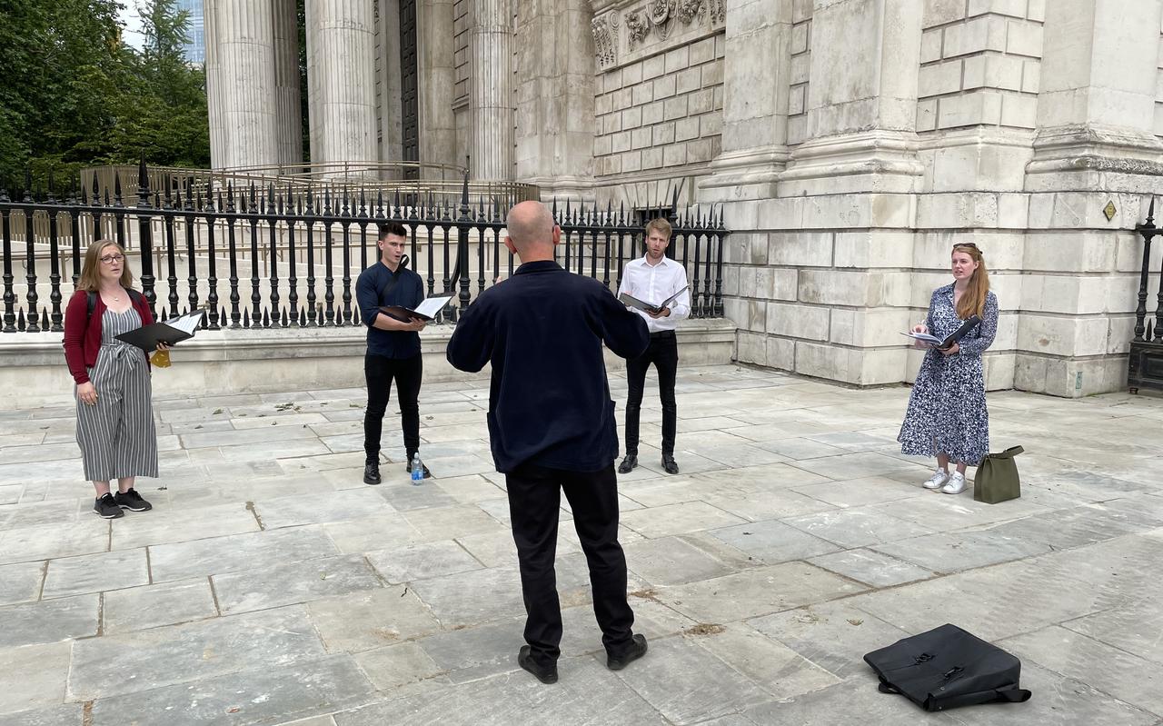 Bob Chilcott met vier choral scholars voor St. Paul's Cathedral Bob Chilcott met vier choral scholars voor St. Paul's Cathedral