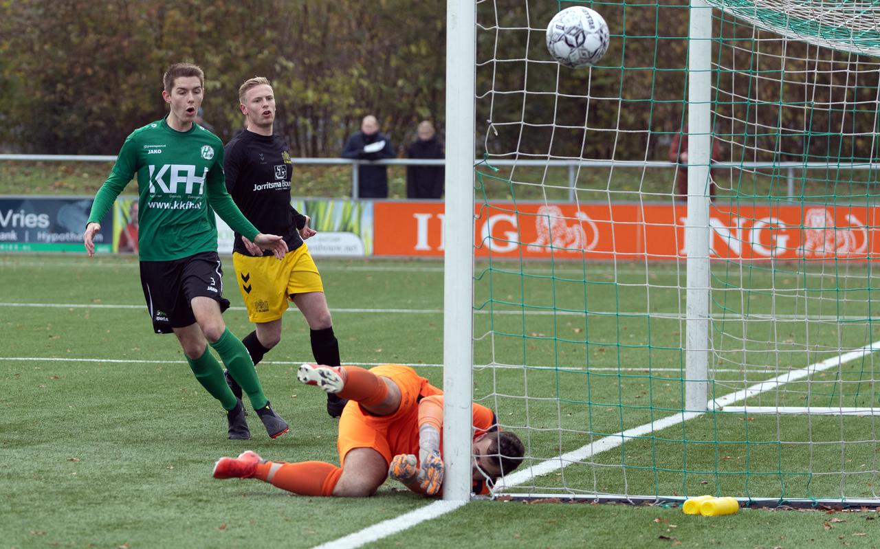 Beeld uit de amateurvoetbalwedstrijd tussen Heerenveense Boys en SC Bolsward, eind vorig jaar.