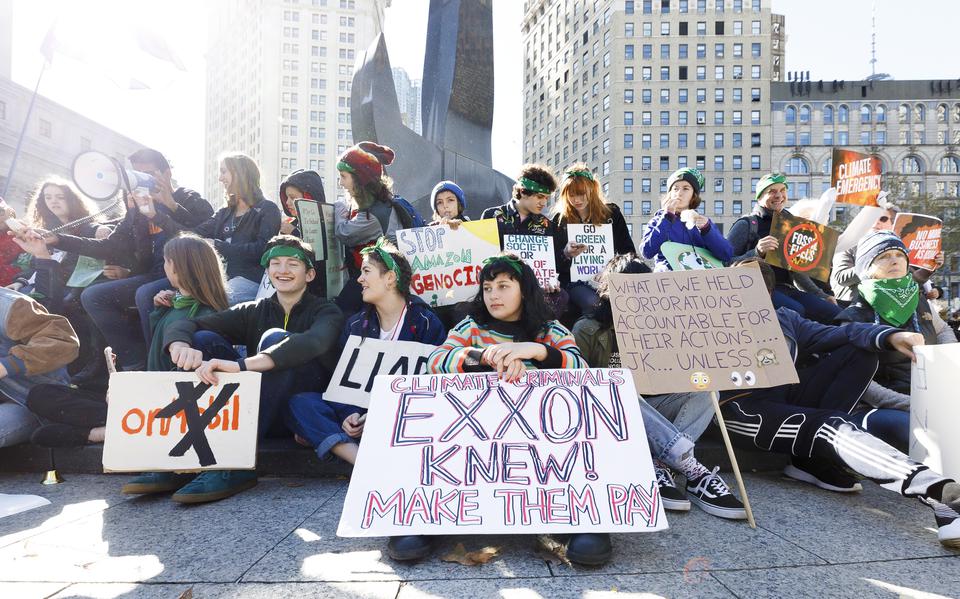 Protest in 2019 tegen Exxon. Het bedrijf zou geweten hebben van klimaatverandering als gevolg van het gebruik fossiele brandstoffen.