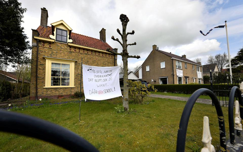 Lekkumers protesteerden in 2021 met spandoeken tegen een nieuw schoolgebouw tegenover hun woningen.
