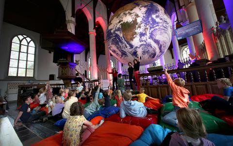 Wereldbol 'Gaia' tijdens de opening van nationaal wetenschapsfestival Next in de Martinikerk in Franeker.